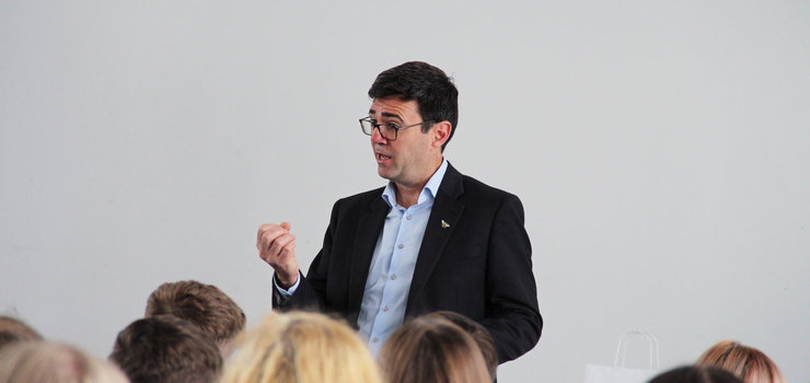 Image of Mayor of GM Andy Burnham visits humanities students